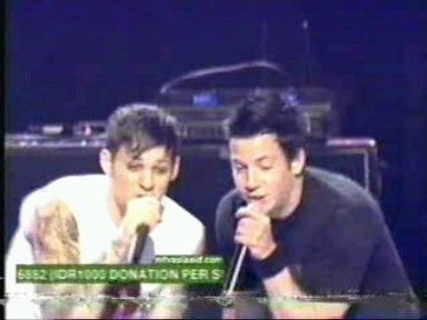 le chanteur 2 good charlotte é pierre bouvier 2 simple plan